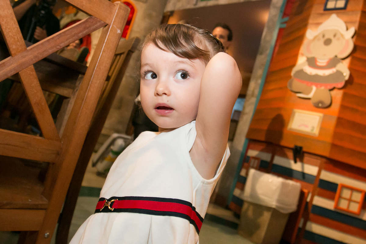 reação da criança ao chegar na festa , no buffet infantil