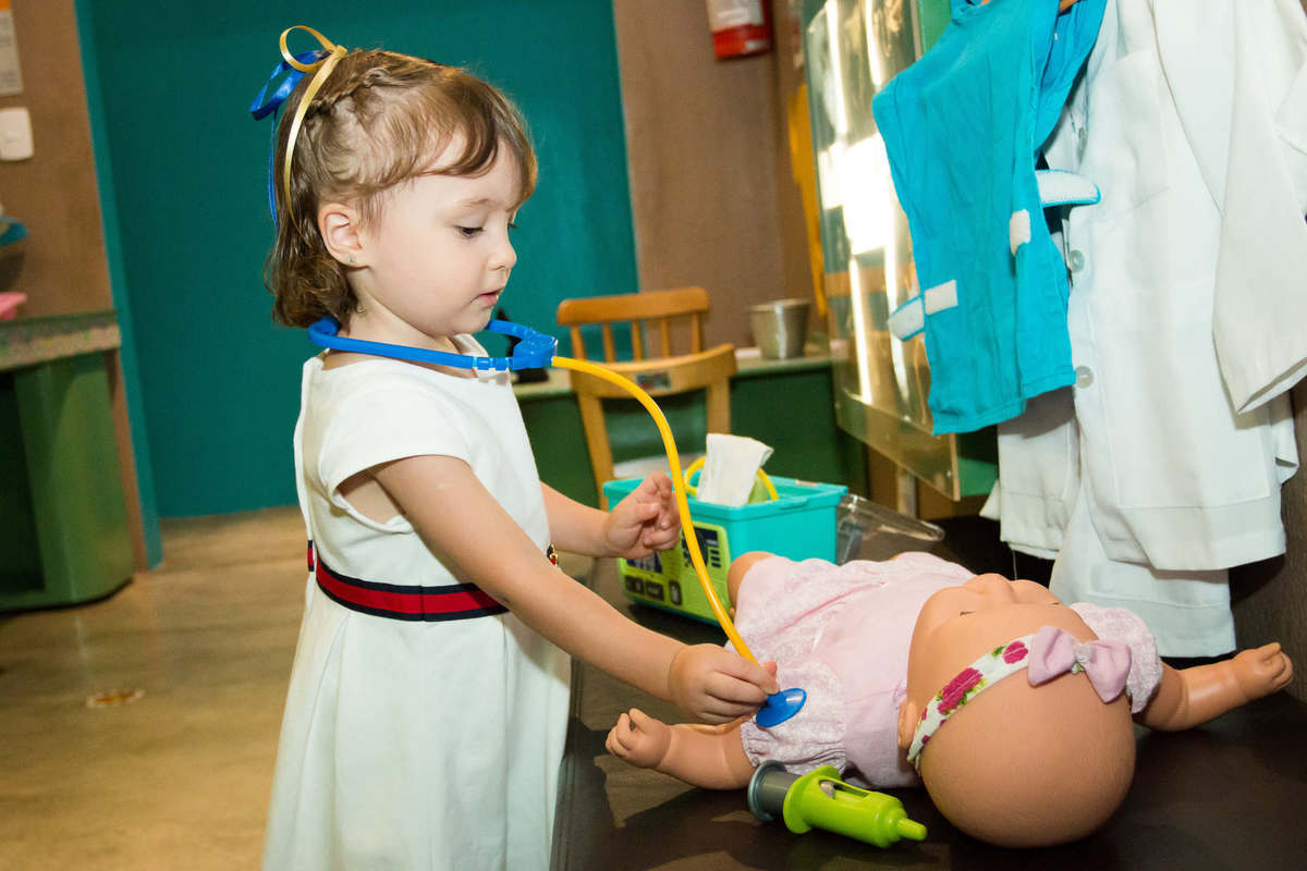 criança brincando de médica