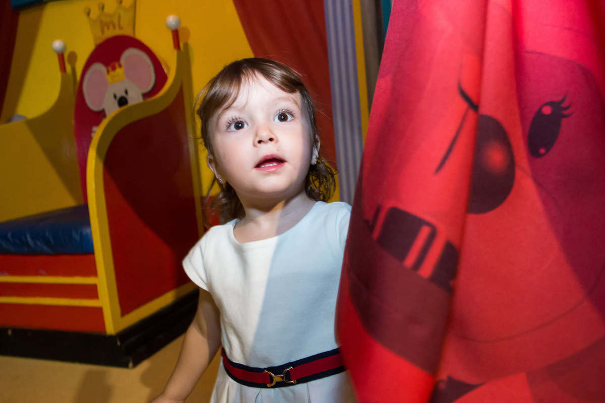 Menina brincando de esconde-esconde no Buffet Miniland