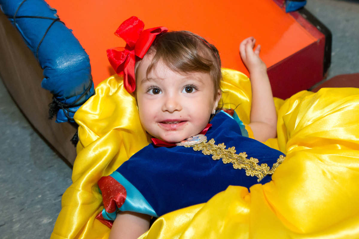 branca brincando no escorregador