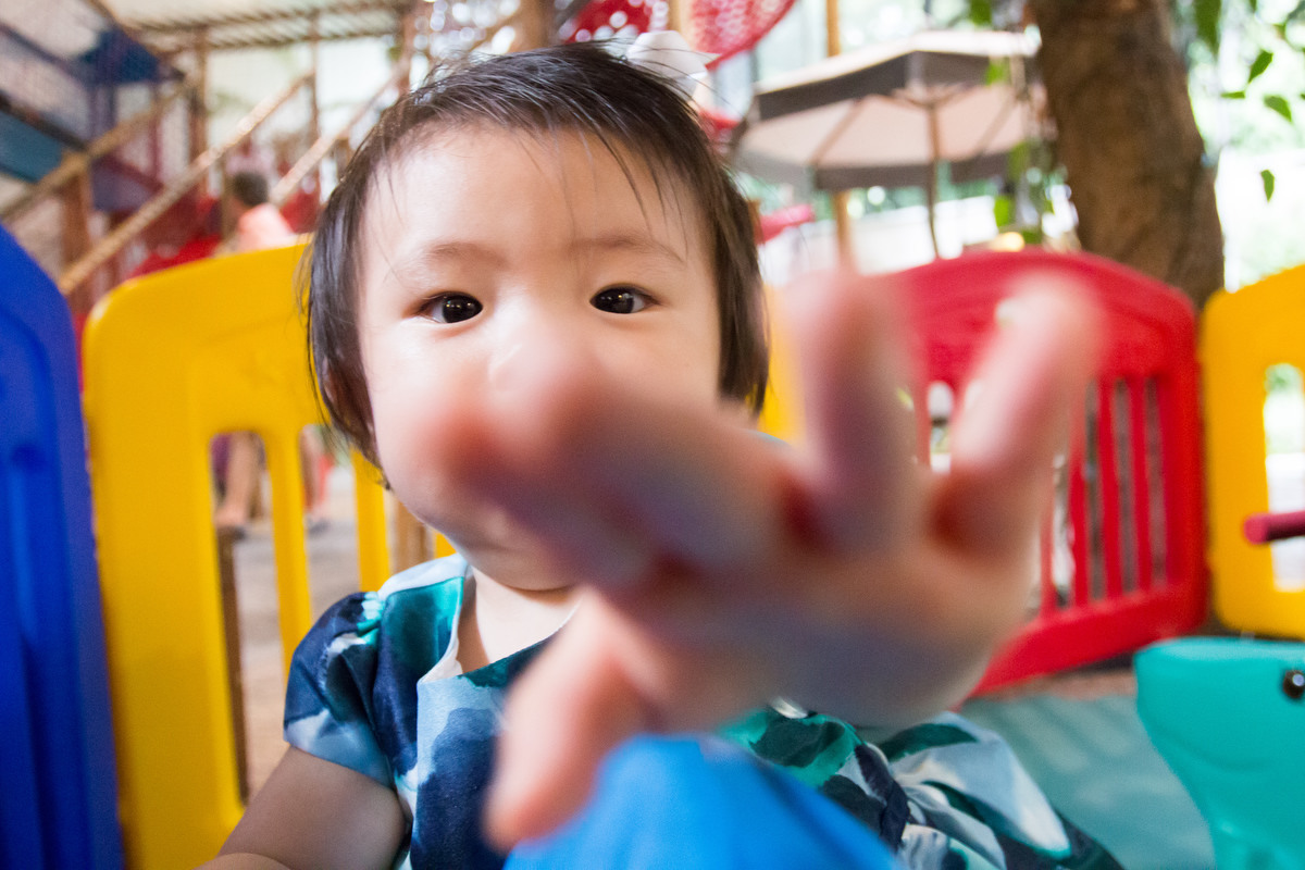 menina tentando pegar a camera fotografica