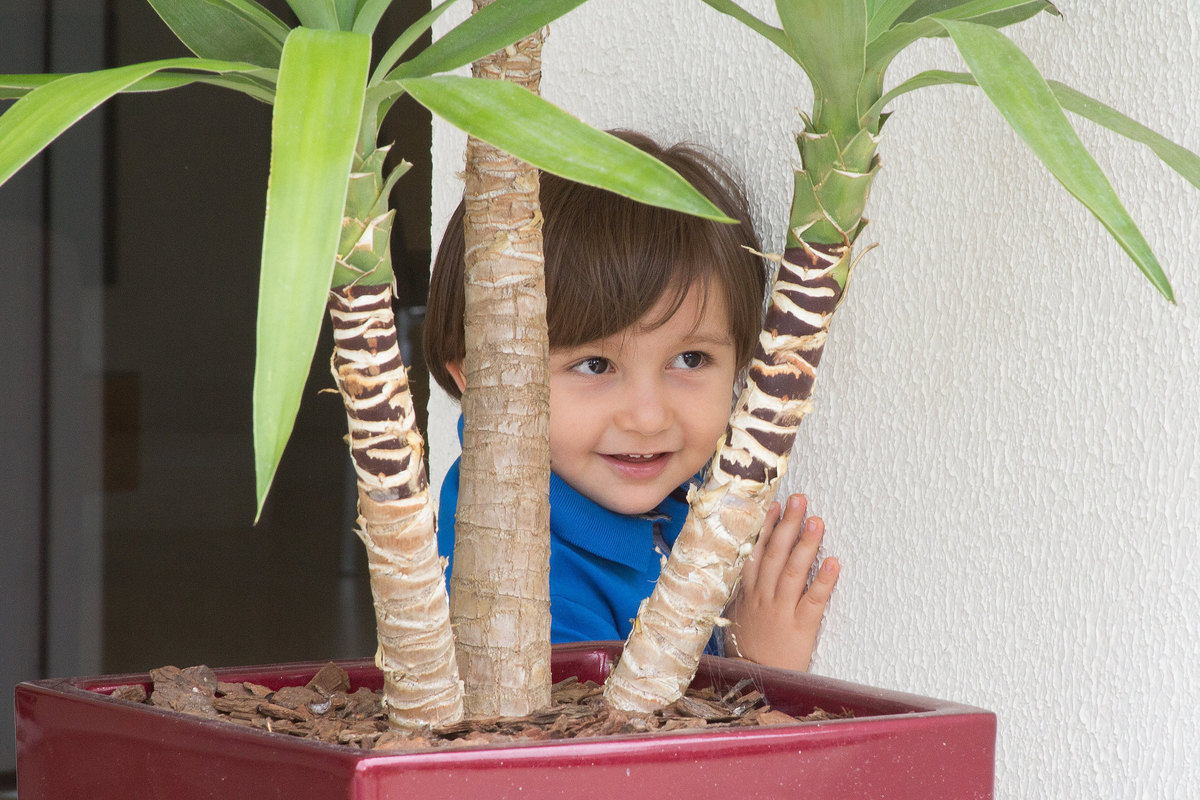 criança se escondendo