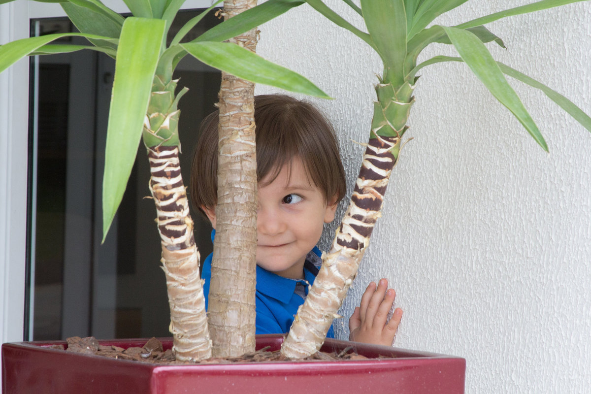 criança se escondendo