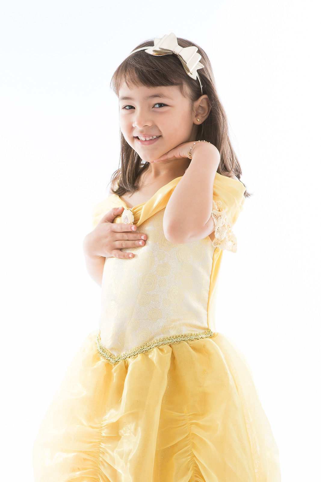 Pose de princesa Bela, fotografia de menina com pose de princesa, menina com vestido da Bela, sorriso de menina vestida de princesa Bela e a Fera