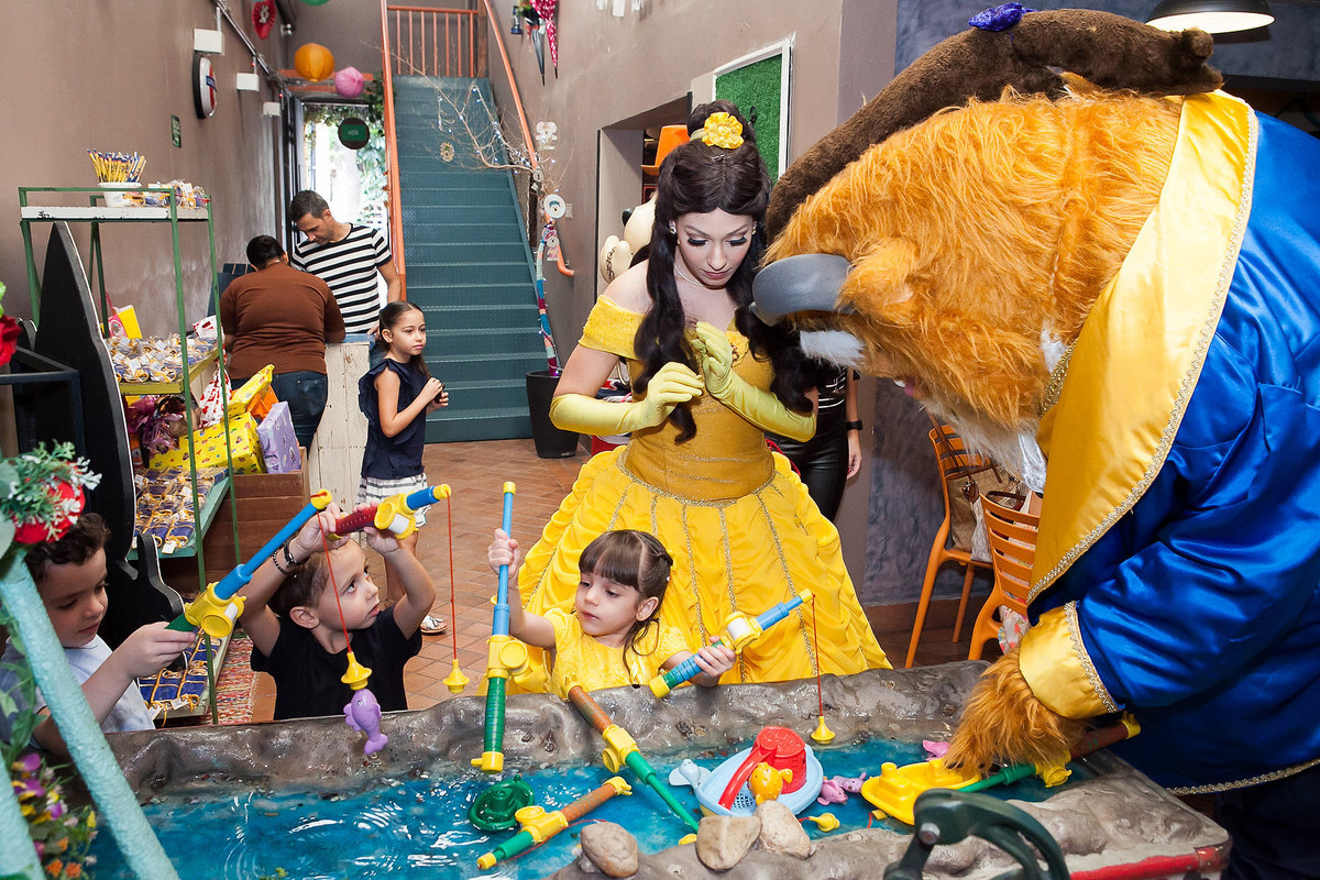 festa de menina , a bela e a fera , buffet Miniland, 