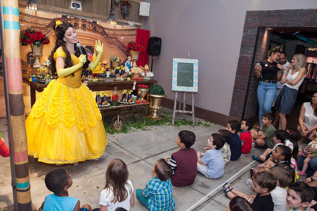 festa de menina , a bela e a fera , buffet Miniland, 