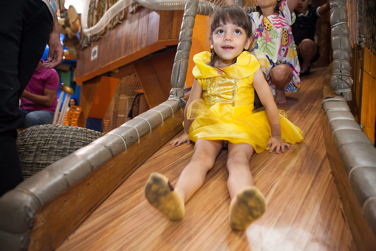 festa de menina , a bela e a fera , buffet Miniland, brincando no escorregador