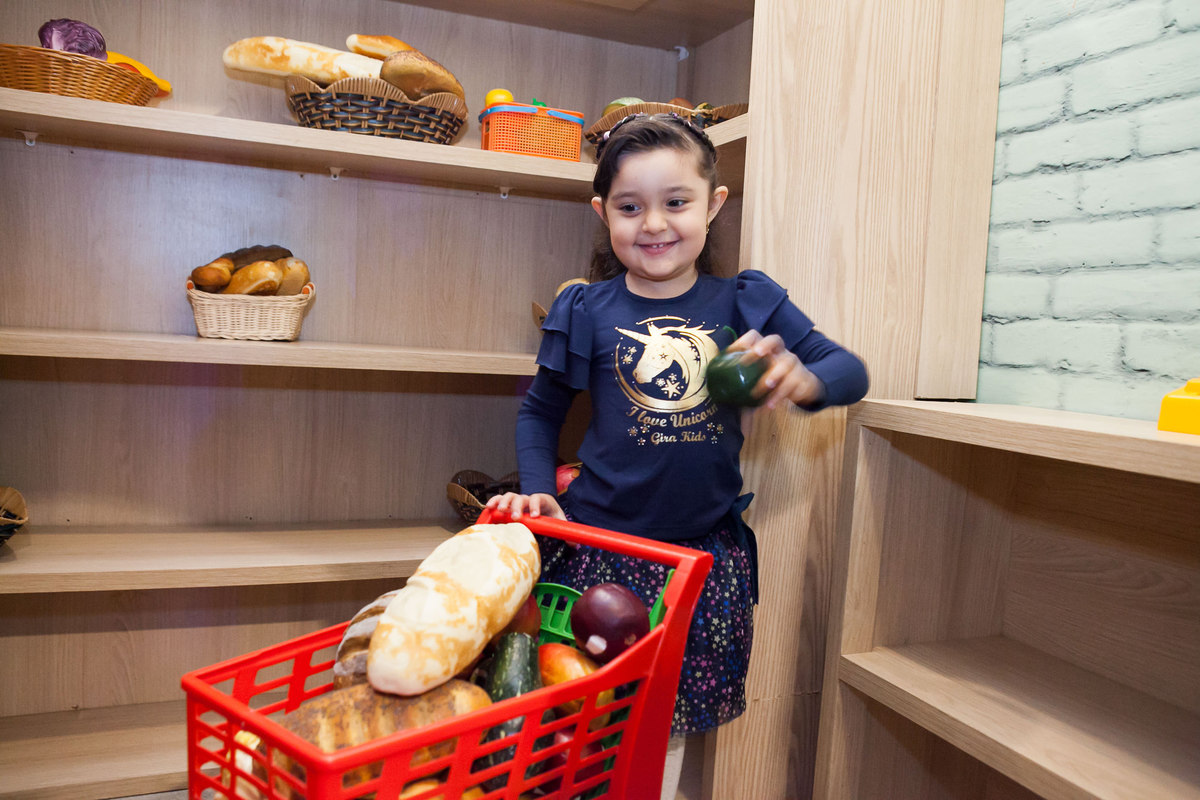 disney, espaço florescer eventos, buffet infantil, familia comemorando aniversário, aniversariante, mercadinho