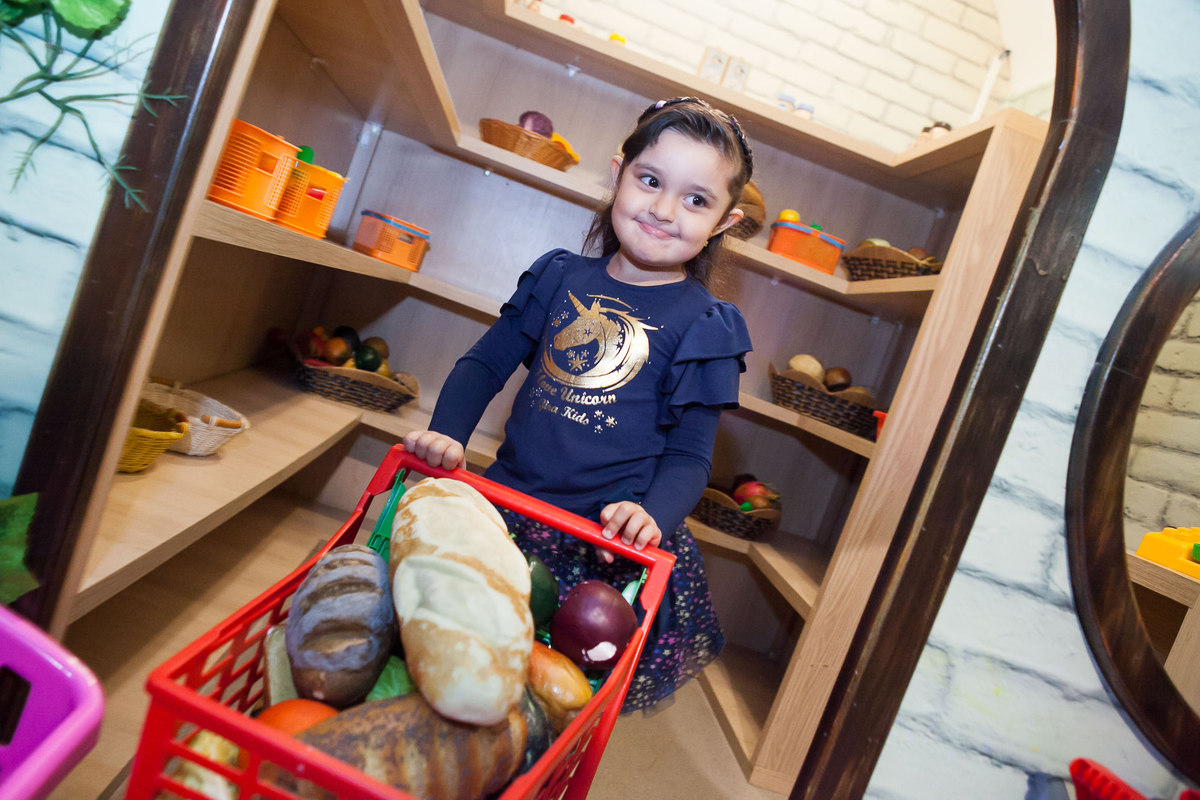 disney, espaço florescer eventos, buffet infantil, familia comemorando aniversário, aniversariante, mercadinho