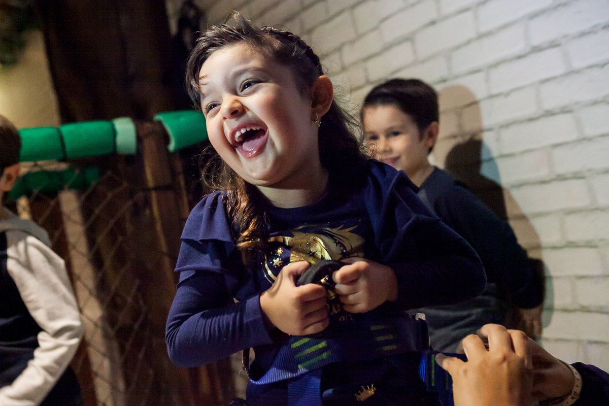 disney, espaço florescer eventos, buffet infantil, familia comemorando aniversário, aniversariante, risada