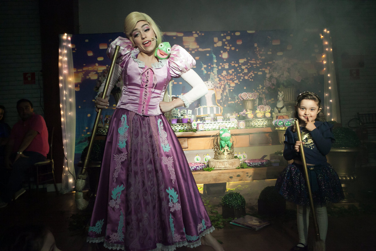 disney, espaço florescer eventos, buffet infantil, familia comemorando aniversário, aniversariante, cia de teatro arennoz