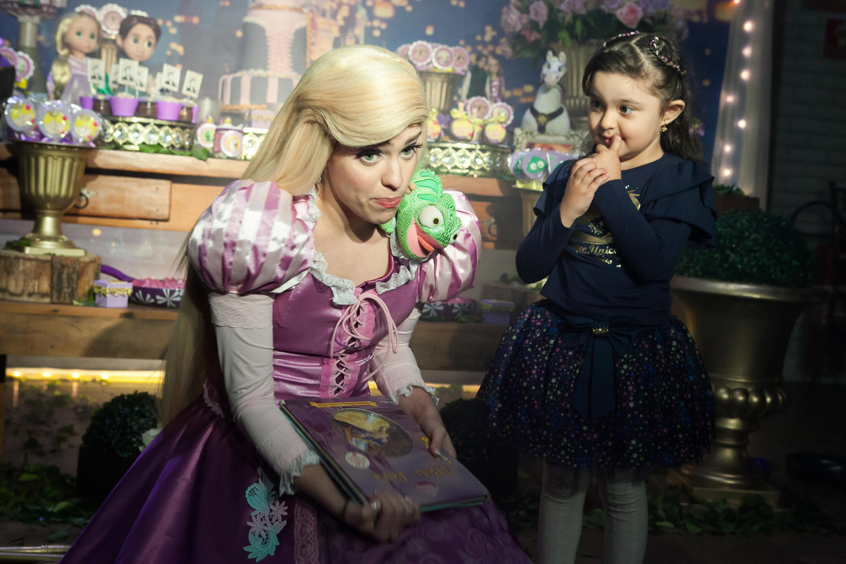 disney, espaço florescer eventos, buffet infantil, familia comemorando aniversário, aniversariante, cia de teatro arennoz