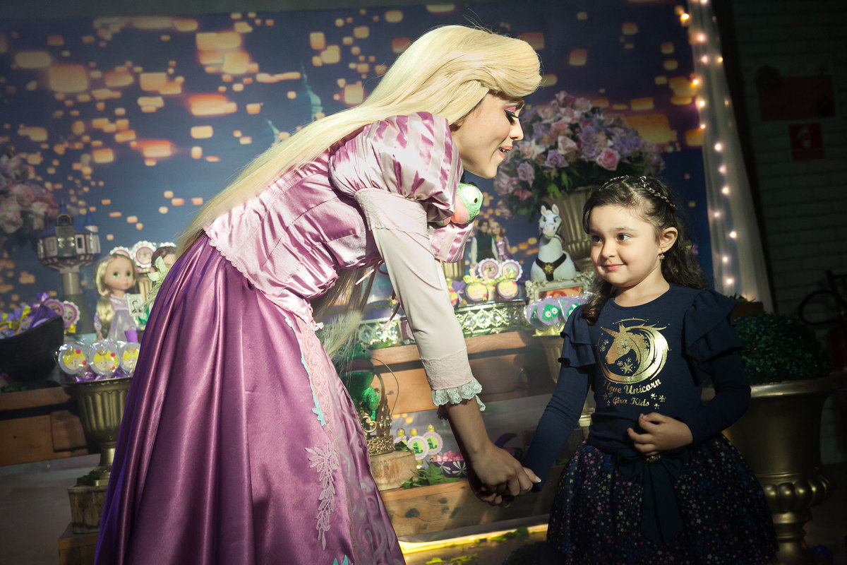 disney, espaço florescer eventos, buffet infantil, familia comemorando aniversário, aniversariante, cia de teatro arennoz