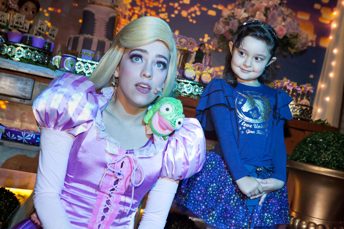 disney, espaço florescer eventos, buffet infantil, familia comemorando aniversário, aniversariante, cia de teatro arennoz