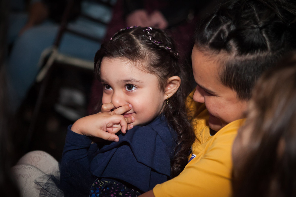 disney, espaço florescer eventos, buffet infantil, familia comemorando aniversário, aniversariante, cia de teatro arennoz