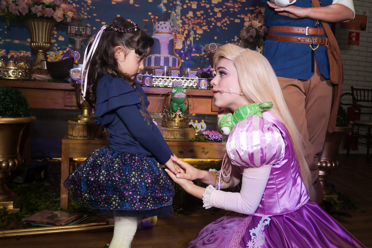 disney, espaço florescer eventos, buffet infantil, familia comemorando aniversário, aniversariante, cia de teatro arennoz