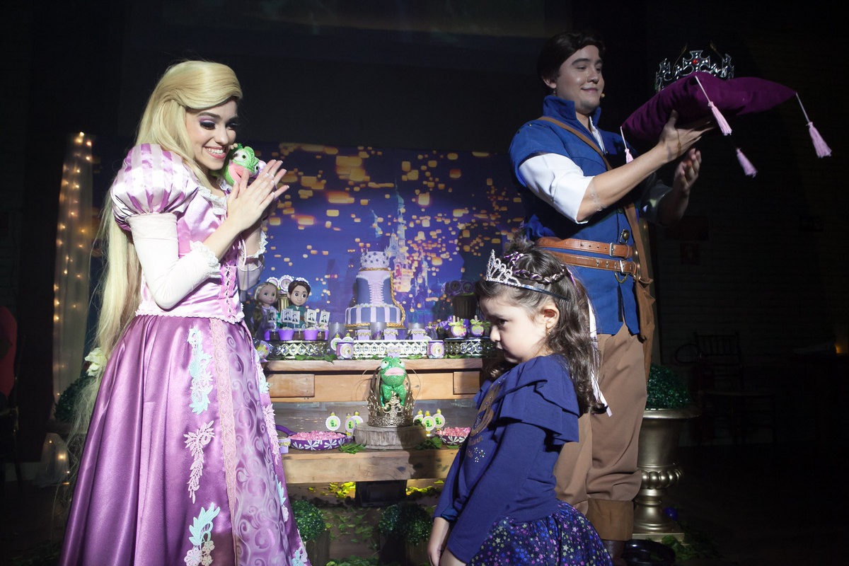 disney, espaço florescer eventos, buffet infantil, familia comemorando aniversário, aniversariante, cia de teatro arennoz