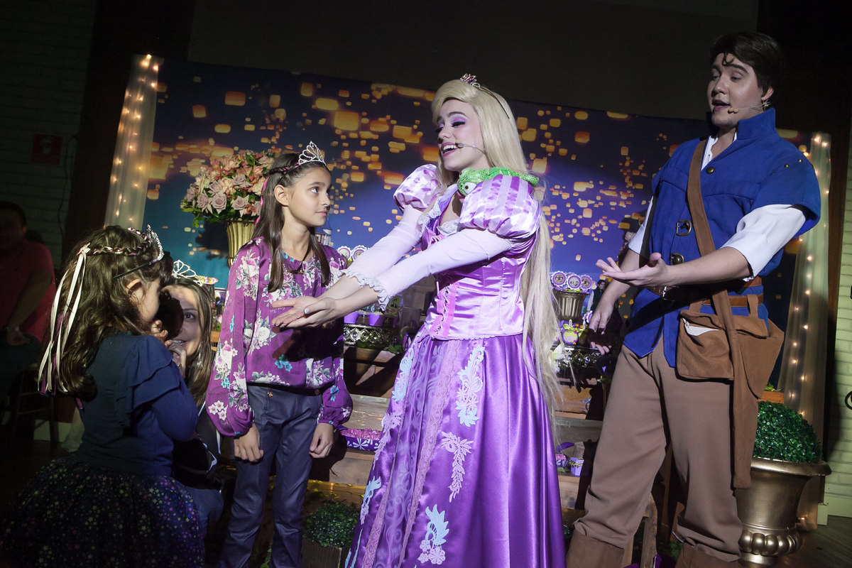 disney, espaço florescer eventos, buffet infantil, familia comemorando aniversário, aniversariante, cia de teatro arennoz