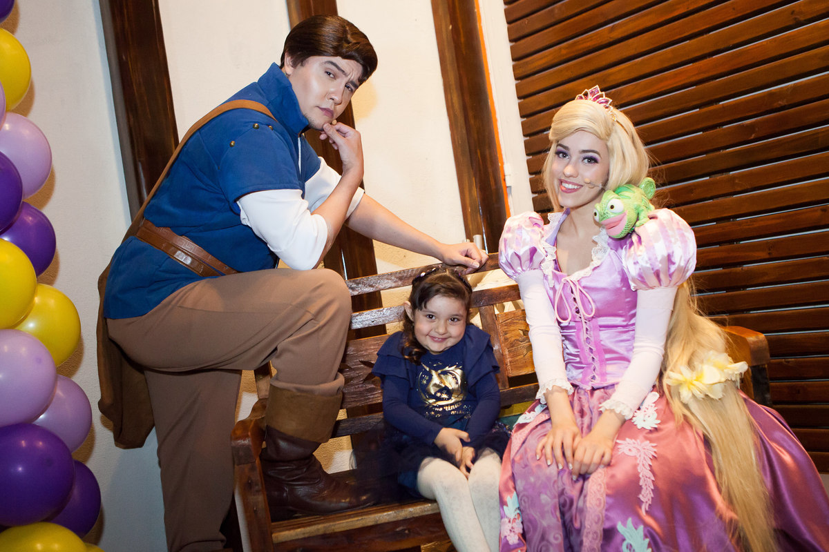 disney, espaço florescer eventos, buffet infantil, familia comemorando aniversário, aniversariante, cia de teatro arennoz