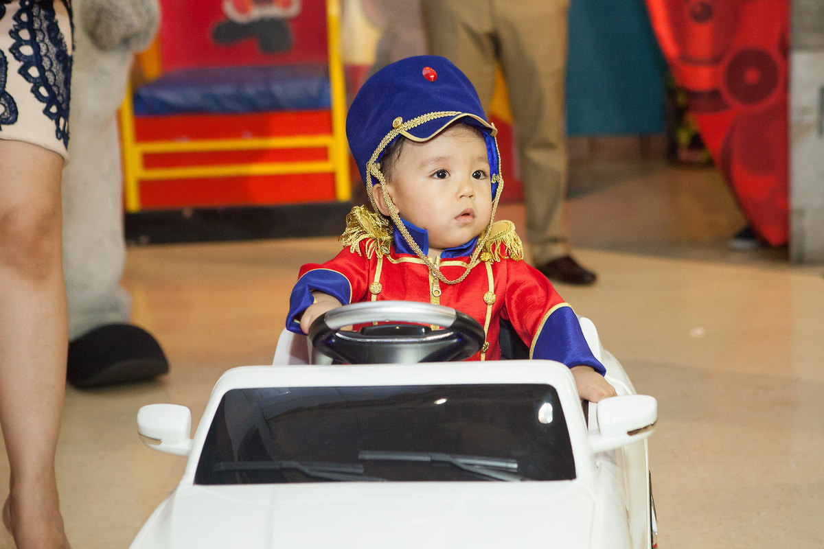 festa infantil no buffet miniland, tema soldadinho de chumbo, aniversário de um ano, tema diferente, londres, britânico, família reunida,  criança brincando, hora dos parabéns