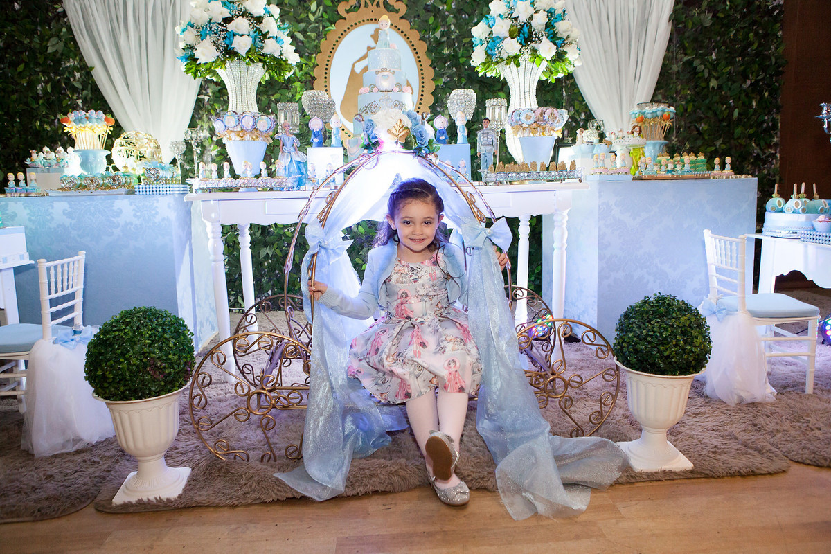festa infantil , buffet Planeta kids, Tatuapé, aniversário de menina, Disney Cinderela, fachada Letrix , fotografo de festa infantil , família , 4 anos, fotos leão Studio, Flávio Leão