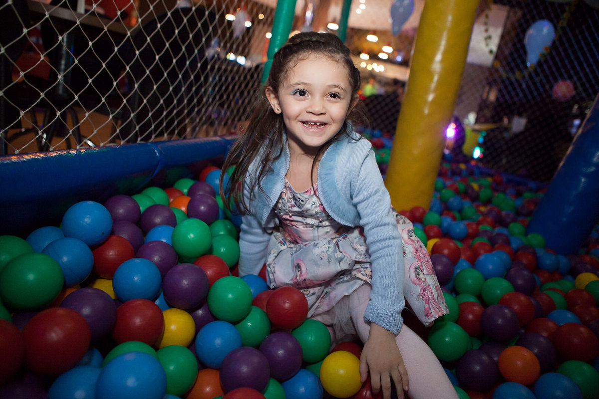 festa infantil , buffet Planeta kids, Tatuapé, aniversário de menina, Disney Cinderela, fachada Letrix , fotografo de festa infantil , família , 4 anos, fotos leão Studio, Flávio Leão, piscina de bolinha