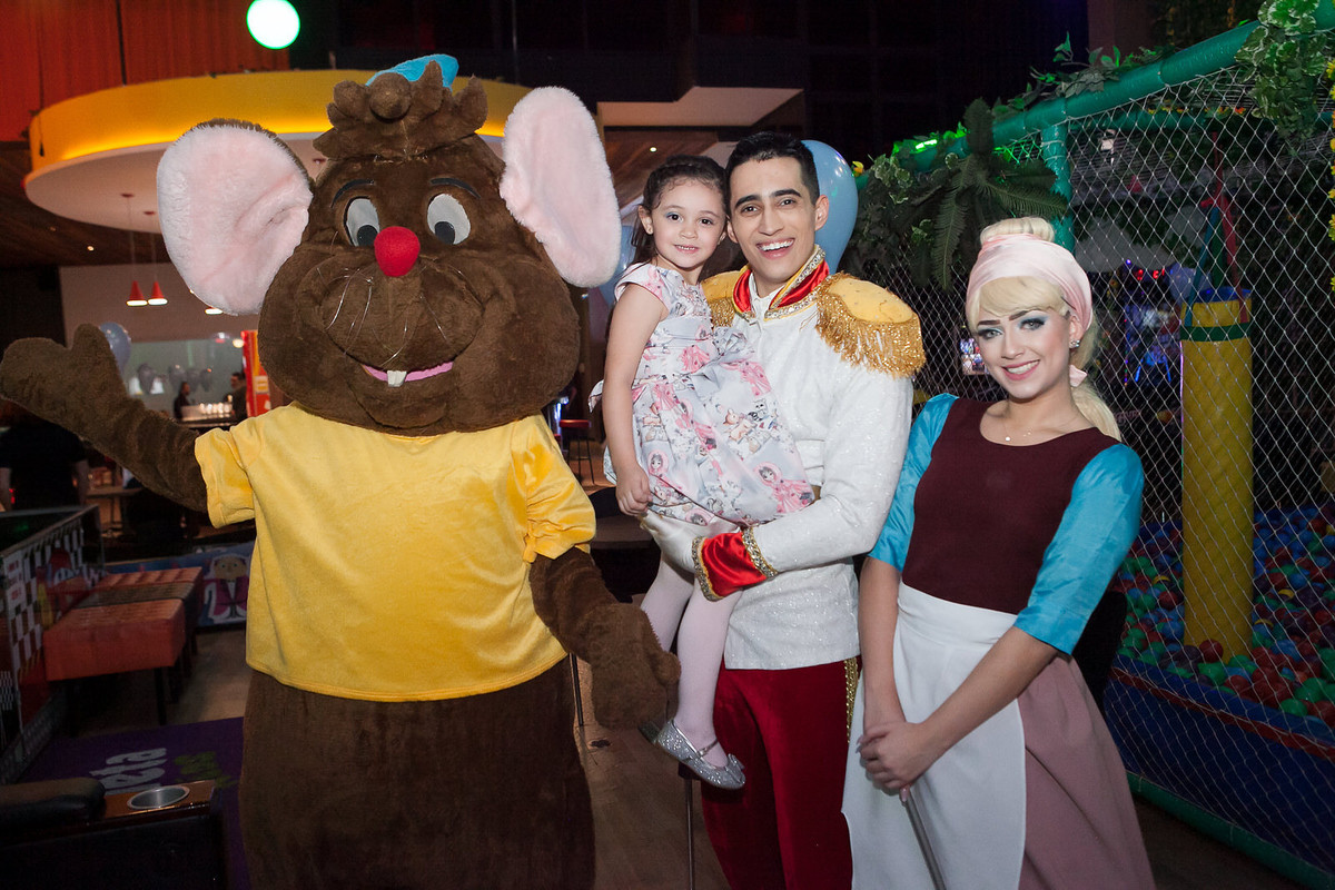 festa infantil , buffet Planeta kids, Tatuapé, aniversário de menina, Disney Cinderela, fachada Letrix , fotografo de festa infantil , família , 4 anos, fotos leão Studio, Flávio Leão , festolândia , personagens de festa