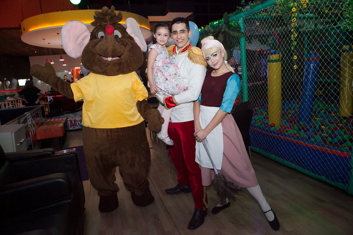 festa infantil , buffet Planeta kids, Tatuapé, aniversário de menina, Disney Cinderela, fachada Letrix , fotografo de festa infantil , família , 4 anos, fotos leão Studio, Flávio Leão , festolândia , personagens de festa