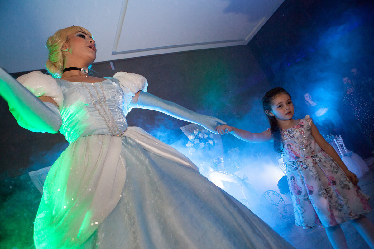 festa infantil , buffet Planeta kids, Tatuapé, aniversário de menina, Disney Cinderela, fachada Letrix , fotografo de festa infantil , família , 4 anos, fotos leão Studio, Flávio Leão , festolândia show, personagens disney 