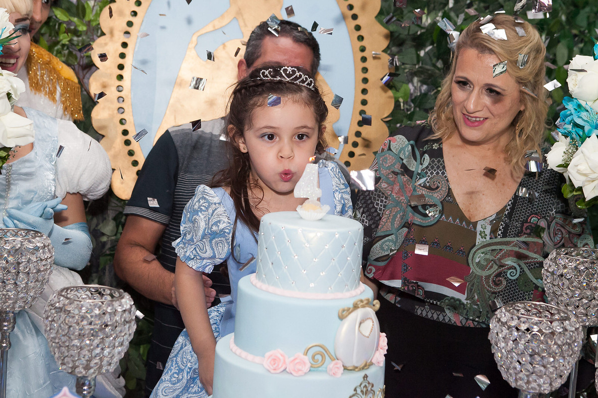 festa infantil , buffet Planeta kids, Tatuapé, aniversário de menina, Disney Cinderela, fachada Letrix , fotografo de festa infantil , família , 4 anos, fotos leão Studio, Flávio Leão , hora do parabéns , festolândia , lu chocolates , bolos de luxo