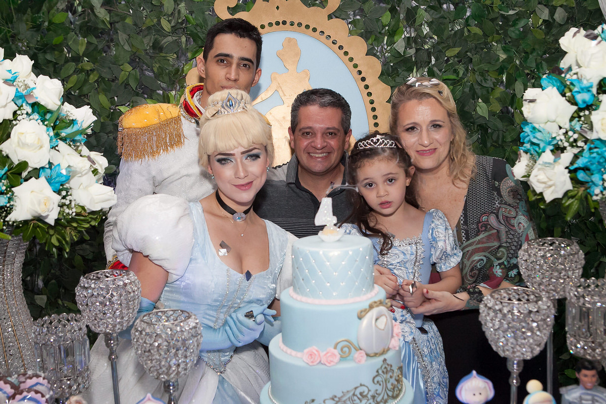 festa infantil , buffet Planeta kids, Tatuapé, aniversário de menina, Disney Cinderela, fachada Letrix , fotografo de festa infantil , família , 4 anos, fotos leão Studio, Flávio Leão , hora do parabéns , festolândia , lu chocolates , bolos de luxo