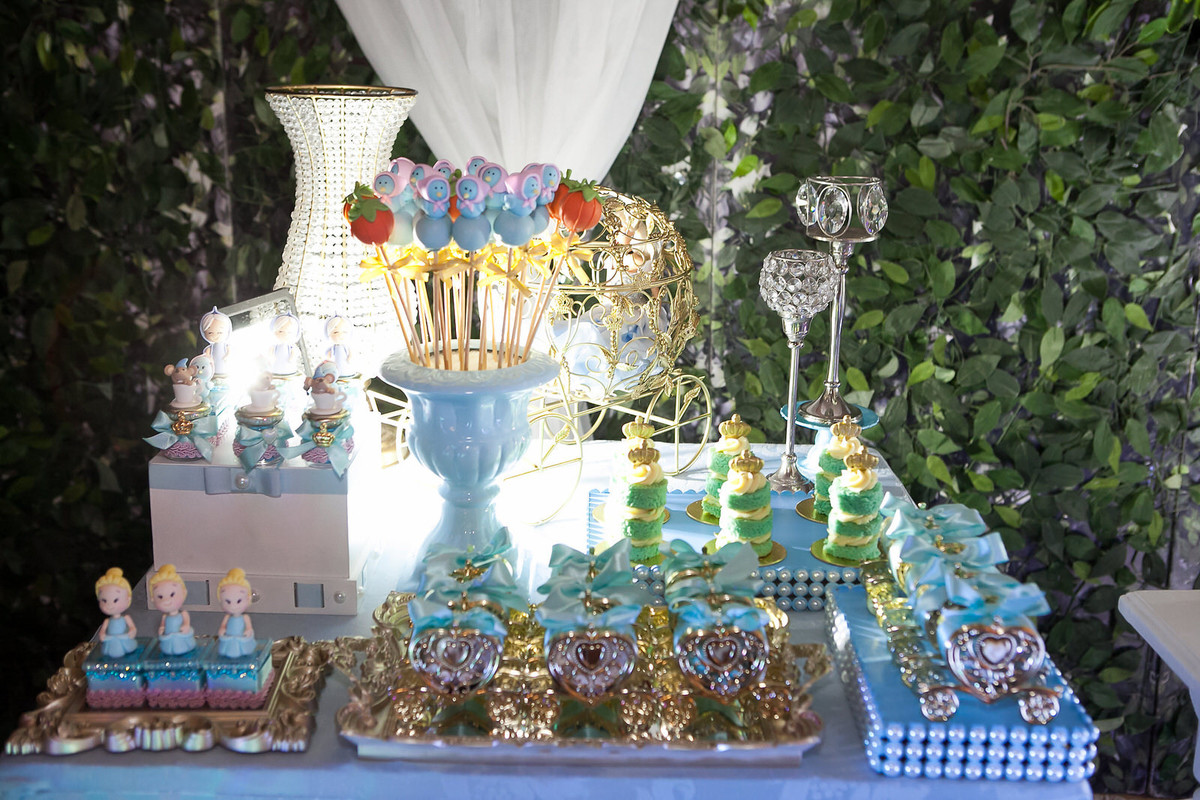 festa infantil , buffet Planeta kids, Tatuapé, aniversário de menina, Disney Cinderela, fachada Letrix , fotografo de festa infantil , família , 4 anos, fotos leão Studio, Flávio Leão , hora do parabéns , festolândia , lu chocolates , bolos de luxo