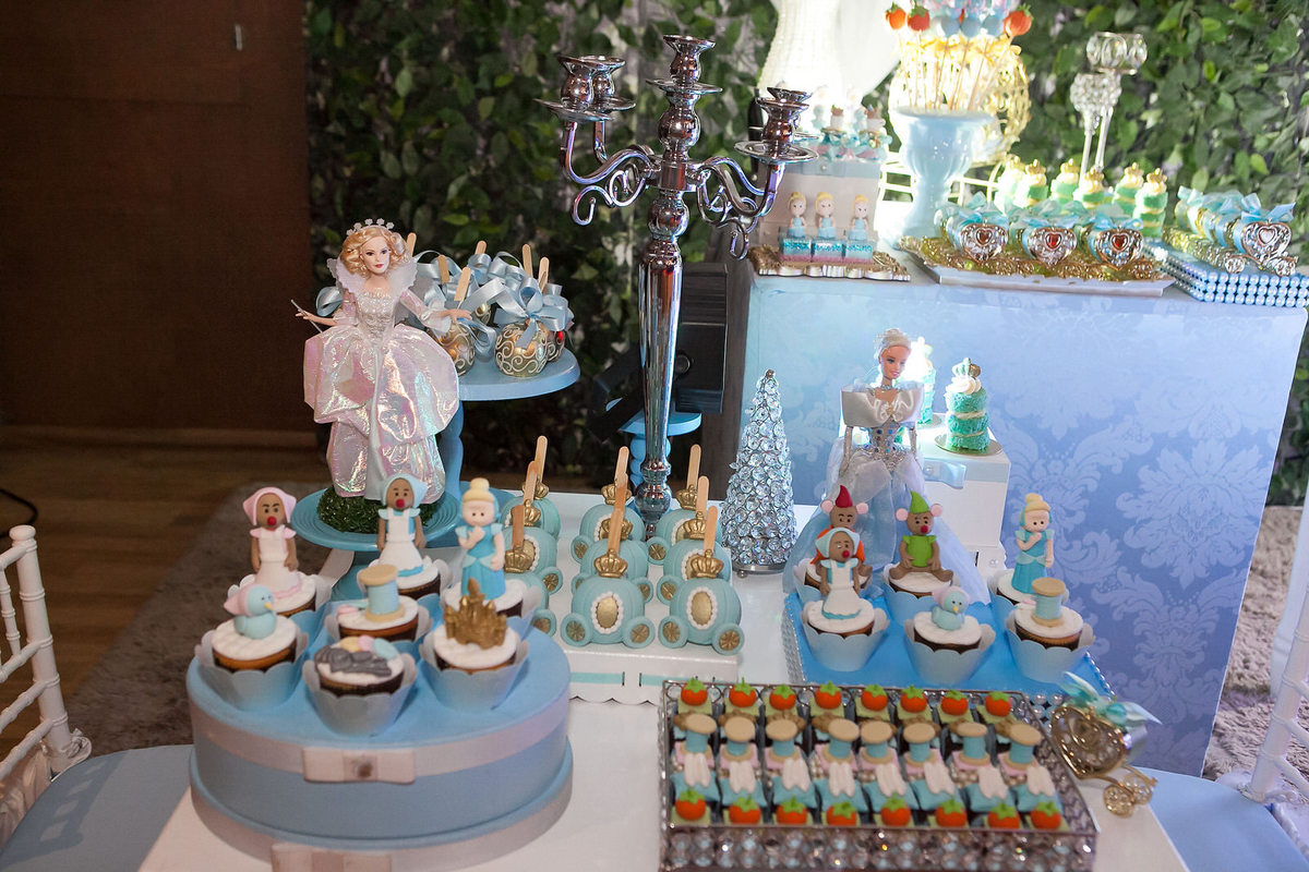 festa infantil , buffet Planeta kids, Tatuapé, aniversário de menina, Disney Cinderela, fachada Letrix , fotografo de festa infantil , família , 4 anos, fotos leão Studio, Flávio Leão , hora do parabéns , festolândia , lu chocolates , bolos de luxo