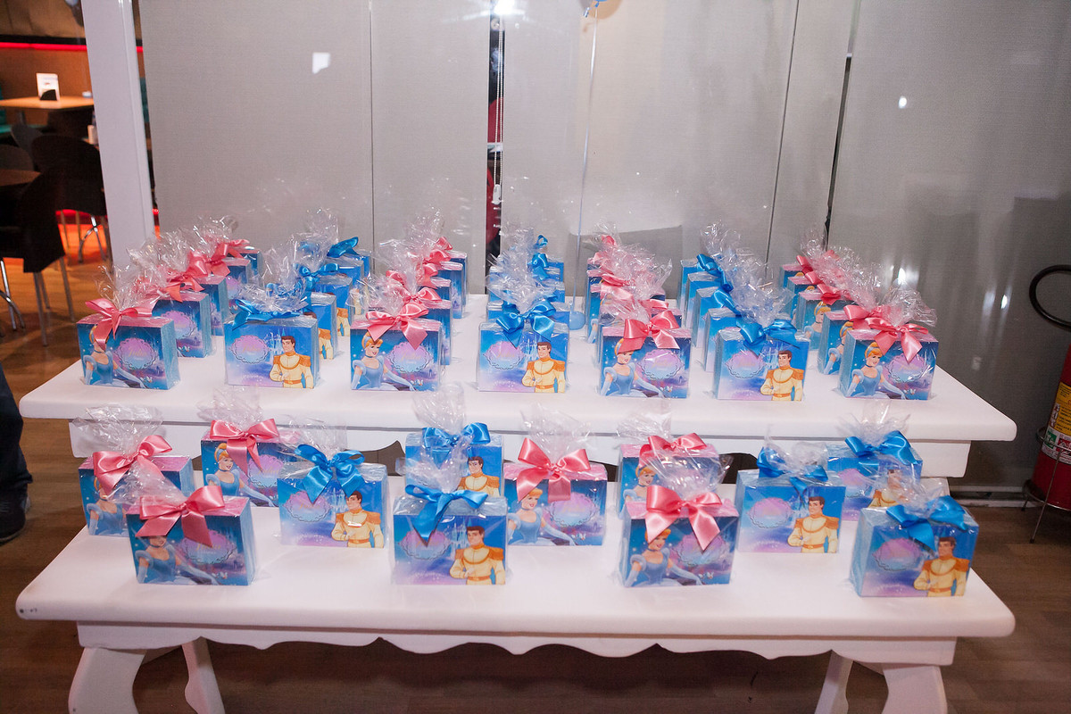 festa infantil , buffet Planeta kids, Tatuapé, aniversário de menina, Disney Cinderela , fotografo de festa infantil , família , 4 anos, fotos leão Studio, Flávio Leão , hora do parabéns , lu chocolates , bolos de luxo , lembrancinha de festa infantil 