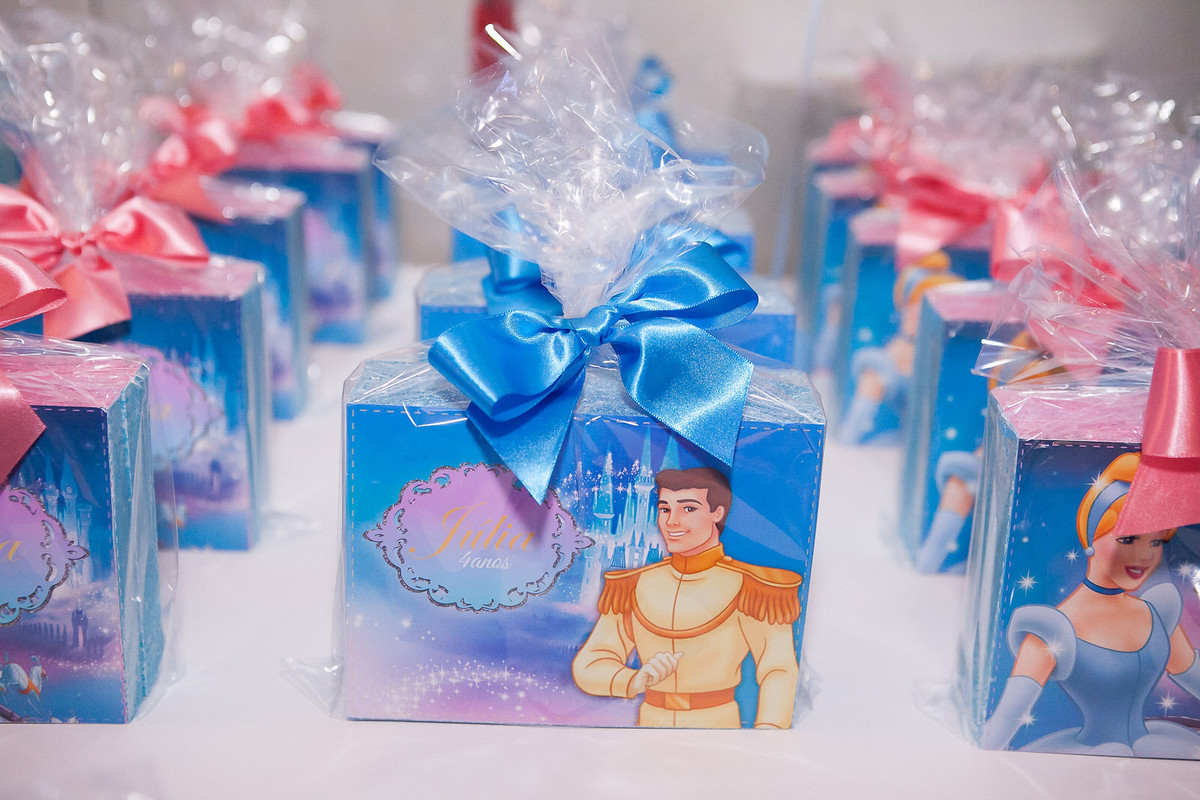 festa infantil , buffet Planeta kids, Tatuapé, aniversário de menina, Disney Cinderela , fotografo de festa infantil , família , 4 anos, fotos leão Studio, Flávio Leão , hora do parabéns , lu chocolates , bolos de luxo , lembrancinha de festa infantil 