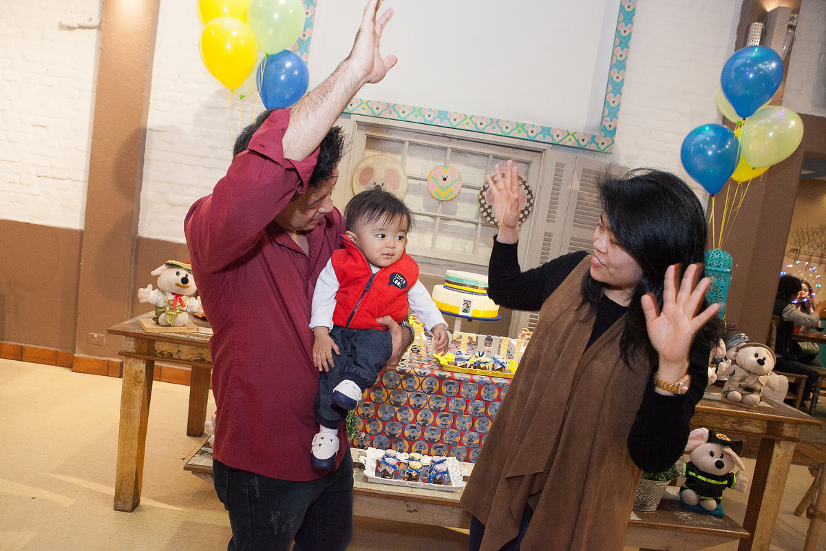 Festa de menino, aniversário de criança, 1 ano, buffet miniland, tatuapé, família comemorando , pais com o filho no aniversário