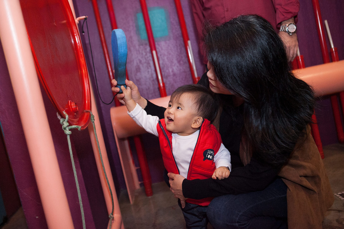 Festa de menino, aniversário de criança, 1 ano, buffet miniland, tatuapé, criança brincando, brinquedos educativos, tocando musica