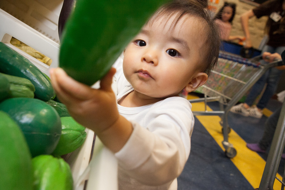 Festa de menino, aniversário de criança, 1 ano, buffet miniland, tatuapé, criança brincando, brinquedos educativos, fazendo compra