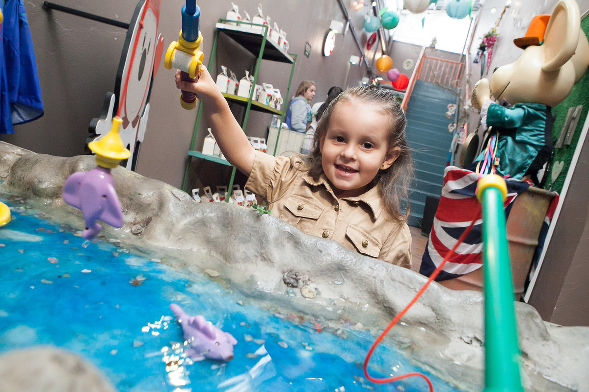 festa menina, buffet Miniland, aniversário de 4 anos, festa divertida, tatuapé, brinquedos educativos , menina feliz, pescaria