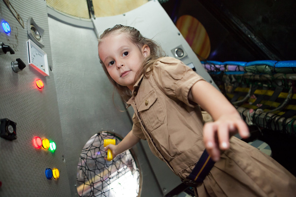 festa menina, buffet Miniland, aniversário de 4 anos, festa divertida, tatuapé, brinquedos educativos , menina feliz , nasa, foguete