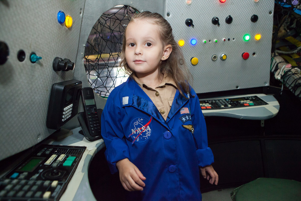 festa menina, buffet Miniland, aniversário de 4 anos, festa divertida, tatuapé, brinquedos educativos , menina feliz , nasa, foguete