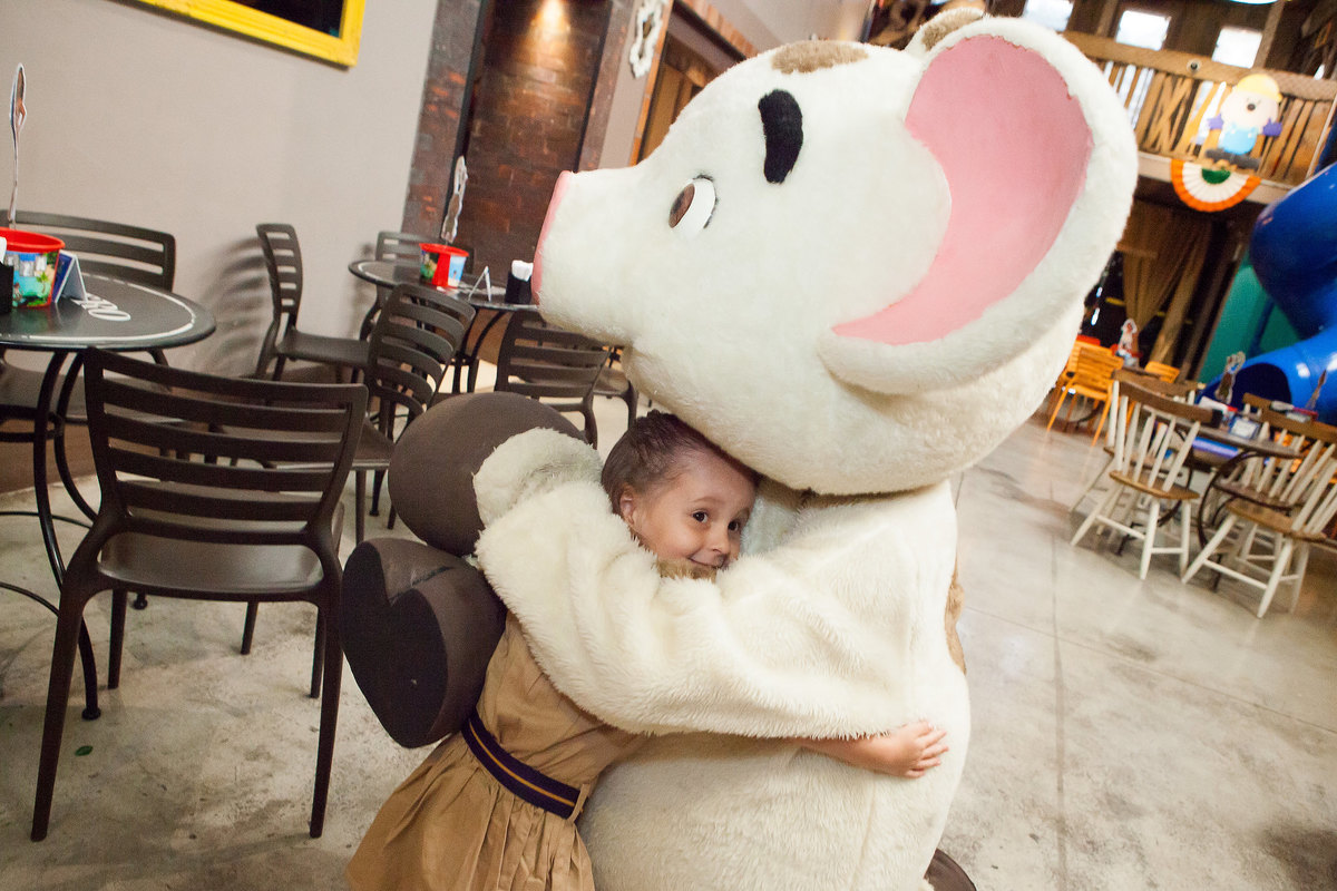 festa menina, buffet Miniland, aniversário de 4 anos, festa divertida, tatuapé, brinquedos educativos , menina feliz , moana, disney, fabrika de ilusoes