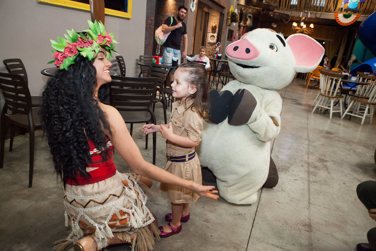 festa menina, buffet Miniland, aniversário de 4 anos, festa divertida, tatuapé, brinquedos educativos , menina feliz , moana, disney, fabrika de ilusoes