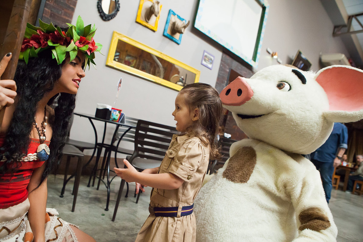 festa menina, buffet Miniland, aniversário de 4 anos, festa divertida, tatuapé, brinquedos educativos , menina feliz , moana, disney, fabrika de ilusoes