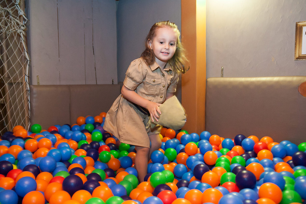 festa menina, buffet Miniland, aniversário de 4 anos, festa divertida, tatuapé, brinquedos educativos , menina feliz , 