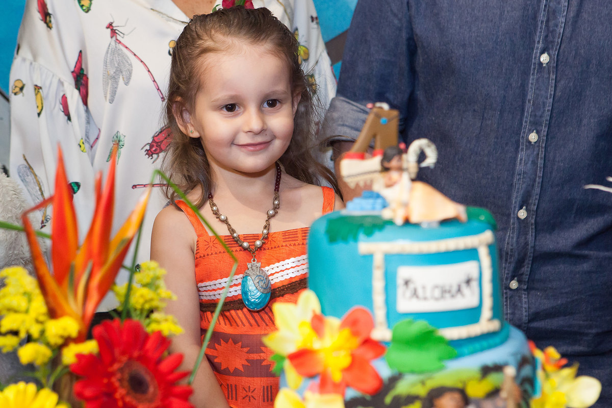 festa menina, buffet Miniland, aniversário de 4 anos, festa divertida, tatuapé, brinquedos educativos , menina feliz , hora do parabéns