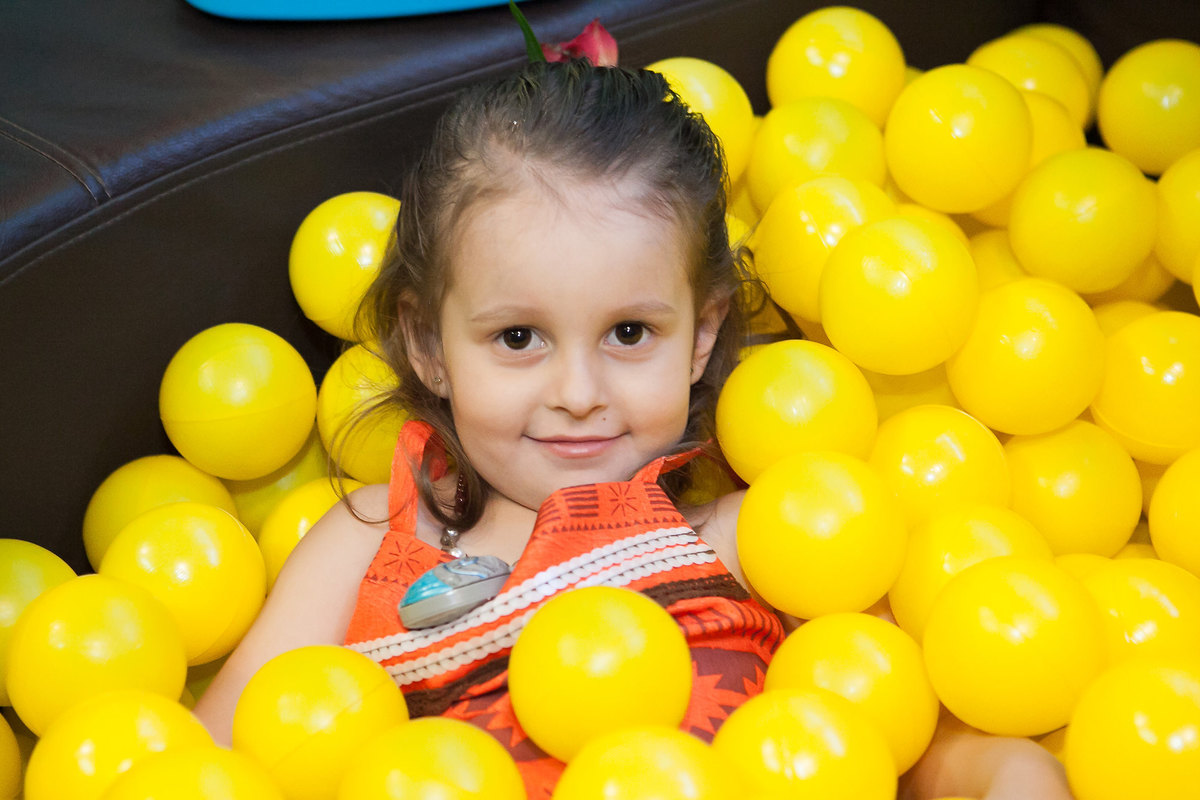 festa menina, buffet Miniland, aniversário de 4 anos, festa divertida, tatuapé, brinquedos educativos , menina feliz, piscina bolinhas