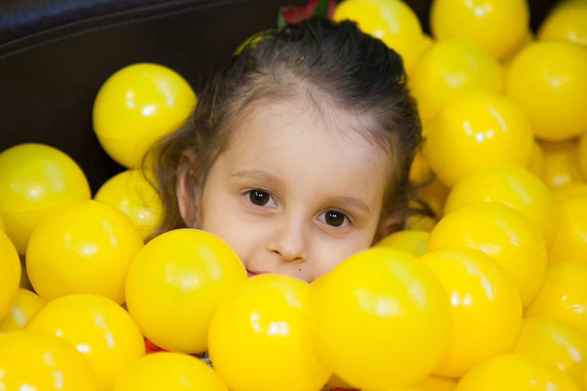 festa menina, buffet Miniland, aniversário de 4 anos, festa divertida, tatuapé, brinquedos educativos , menina feliz, piscina bolinhas