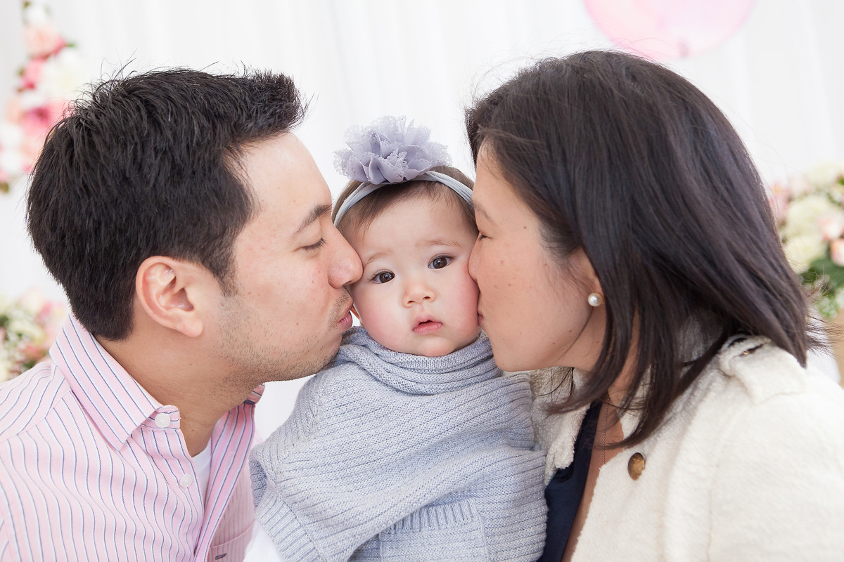 festa infantil, menina fazendo aniversário de 1 ano, festa em casa, colônia japonesa, tema jardim, familai comemorando 1 ano, barbara, pai, mãe e filha