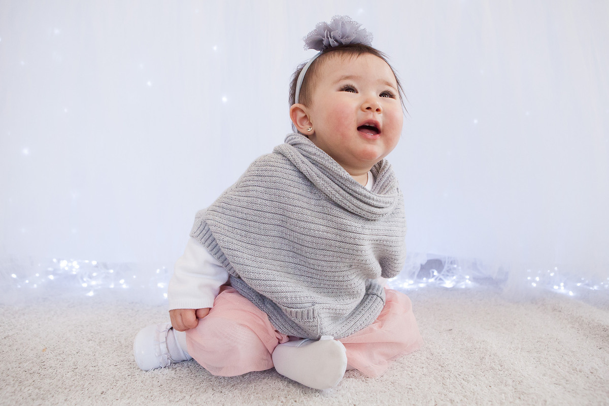 festa infantil, menina fazendo aniversário de 1 ano, festa em casa, colônia japonesa, tema jardim, familai comemorando 1 ano, barbara, filha, criança feliz, sorrindo